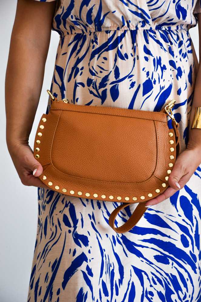 Clutch LOUISE con tachuelas camel Noho - 1