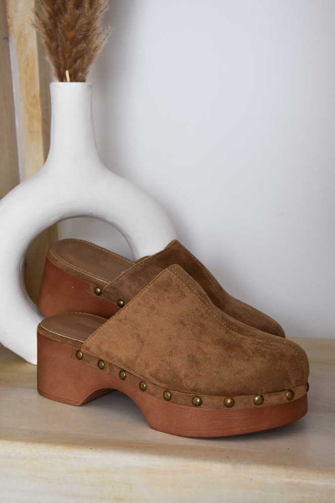 MARIE Kamelfarbene Clogs mit Nieten Noho - 1